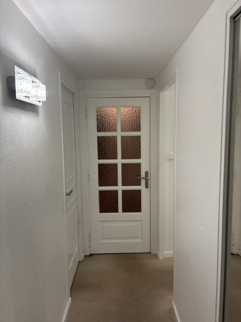 Couloir de l’appartement à Meylan avant travaux