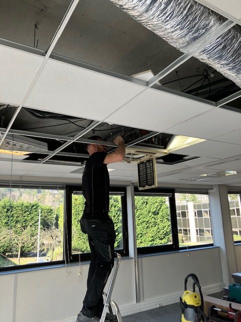 Travaux de climatisation dans le faux plafond