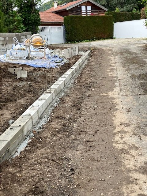 Terrassement extérieur en cours à Corenc